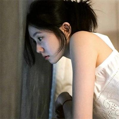 《侧颜》海报